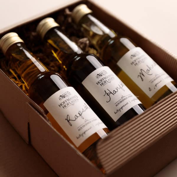 Rapsöl, Hanföl und Mohnöl von Hoffmanns Hofladen in einer Geschenkbox (Detailansicht)