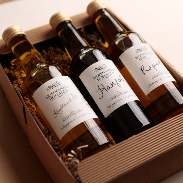 Rapsöl, Hanföl und Knoblauchöl von Hoffmanns Hofladen in einer Geschenkbox (Detailansicht)